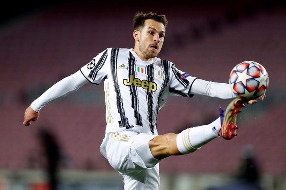 epa08871294 Juventus&#039; midfielder Aaron Ramsey controls the ball during the UEFA Champions League group G between FC Barcelona and Juventus at Camp Nou stadium in Barcelona, Catalonia, Spain, 08 D ...