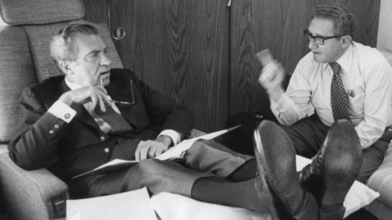 Präsident Richard Nixon (li.) und Außenminister Henry Kissinger (beide USA) - PUBLICATIONxINxGERxSUIxAUTxHUNxONLY (ARKHAK19740703029)