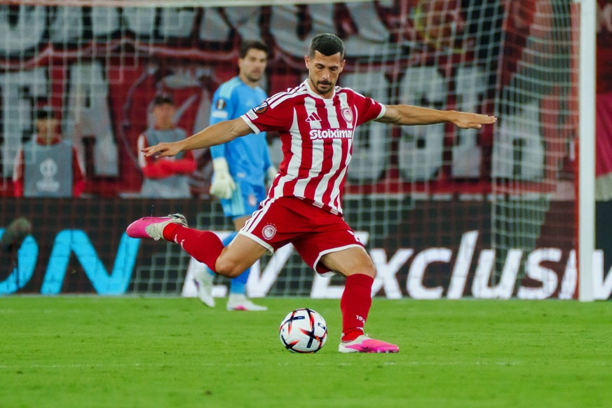 Remo Freuler seen during UEFA Europa League 26 27 league phase MD1 match between teams of Olympiacos and Jagiellonia Bialystok Lukasz Germaniuk / Ball Raw Images Piraeus Stadio Georgios Karaiskakis Gr ...