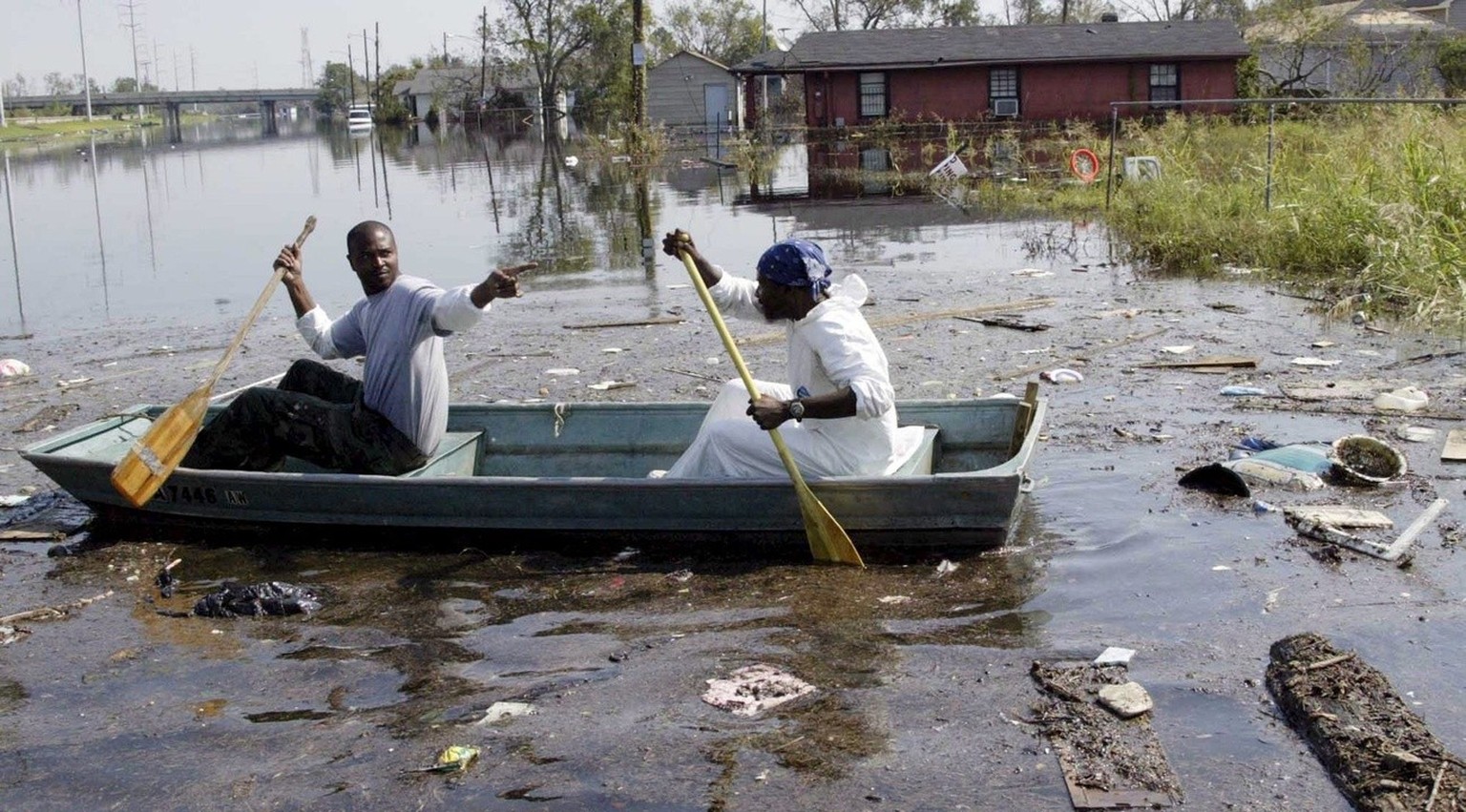 Alfred Thomas (R) and an unidentified friend leave in a small boat to help in the rescue operation in Metarie, Louisiana, Jefferson Parish Sunday 04 September 2005. Jefferson Parish is scheduled to be ...