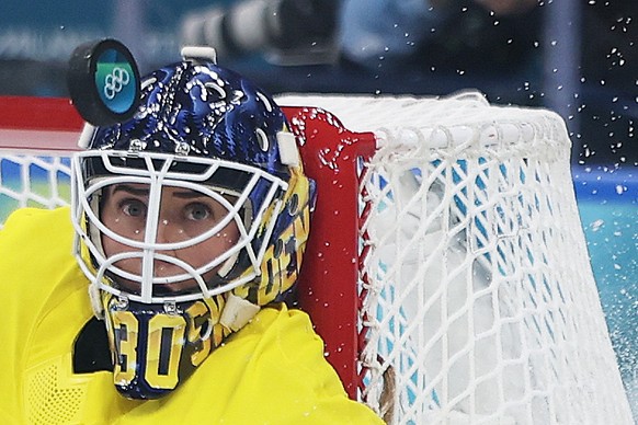 <p>Emma Söderberg hat den Puck mit ihrem Blick fixiert.</p>
