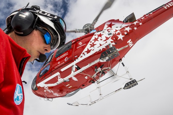 Gerold Biner, pilote et directeur d'Air Zermatt conduit un helicoptere devant un assistant de vol ce vendredi 11 mai 2018 a Zermatt. Cette annee la compagnie Air Zermatt fete son 50eme anniversai ...