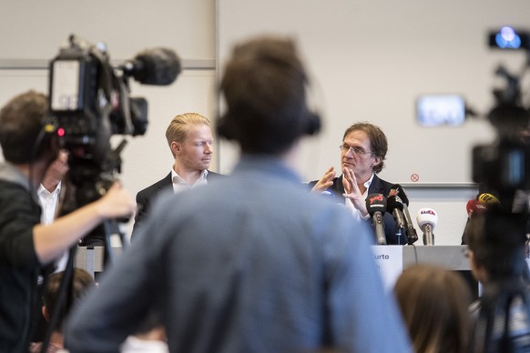 Der neue Trainer der ZSC Lions Arno Del Curto, rechts, spricht neben Michael Liniger an einer Medienkonferenz, aufgenommen am Montag, 14. Januar 2019, im Zuercher Hallenstadion. (KEYSTONE/Ennio Leanza ...