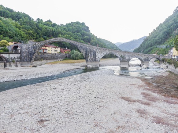 epa10064785 A view of the La Maddalena bridge over the dry Serchio river, near Lucca, Tuscany region, central Italy, 11 July 2022. The first half of the year in Italy is ranked as the hottest ever wit ...