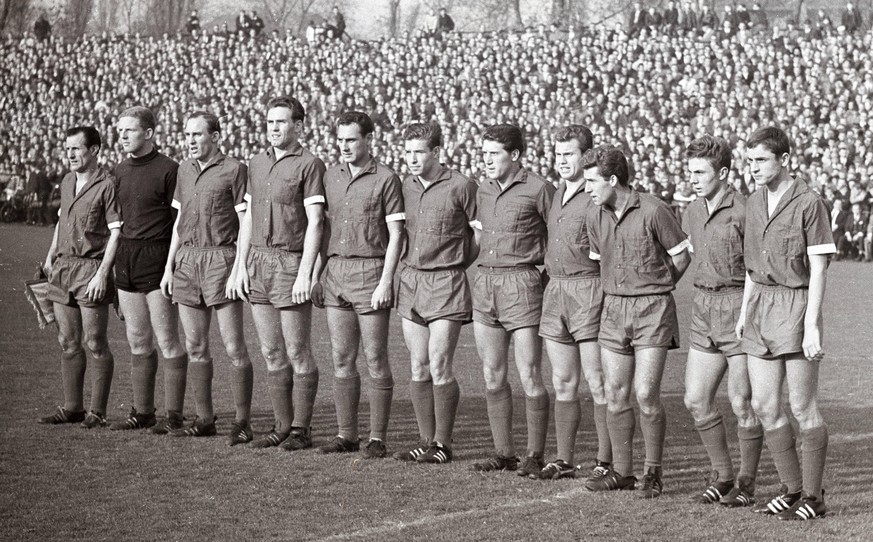 FC Schalke 04 am 22.9.1963, v.li.: Willi Koslowski, Torwart Horst M¸hlmann, Willi Schulz, Egon Horst, Hans J¸rgen Becher, Klaus Matischak, Waldemar Gerhardt, Manfred Berz, G¸nter Herrmann, Reinhard -S ...