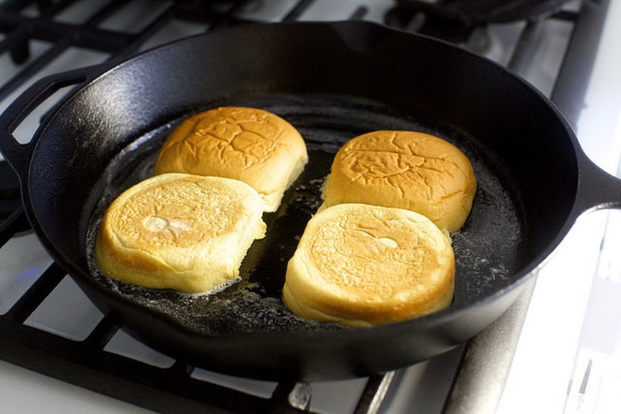 hamburger brötli brötchen anbraten bratpfanne gusseisen essen food brot https://smittenkitchen.com/2015/05/fake-shack-burger/