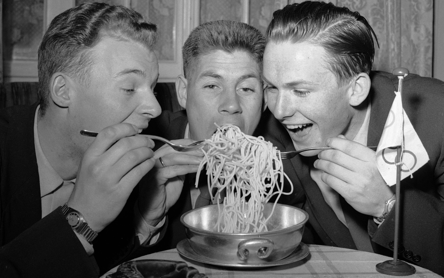 historiskebilder CORTINA, ITALIA OL i Cortina 1956. Olympiske leker i fremmed land bod pa overraskelser, ogsa i matveien historiskebilder CORTINA, ITALIA OL i Cortina 1956. Olympiske leker i fremmed l ...