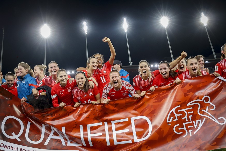 epa10237016 Team Switzerland celebrates winning the FIFA Women&#039;s World Cup 2023 qualifying round group G soccer match between the national soccer teams of Switzerland and Wales, at the Letzigrund ...