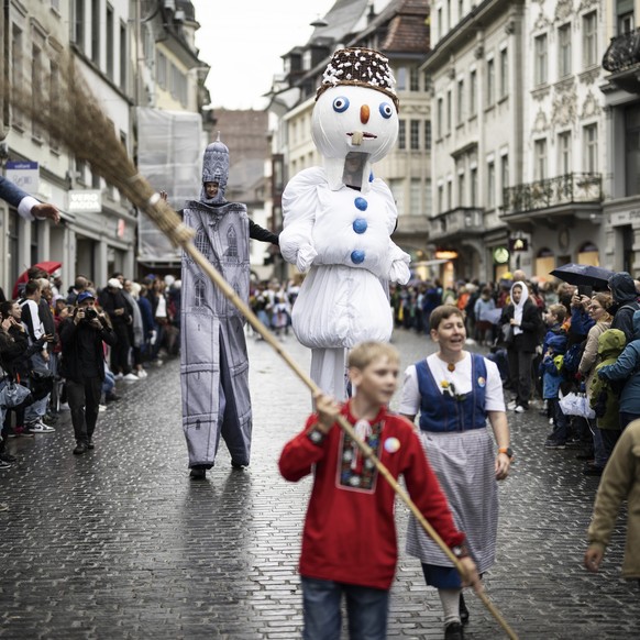 Grossmuenster, Boegg, Globi und Zueri Leu auf Stelzen beim traditionellen Umzug an der 80. OLMA Schweizer Messe fuer Landwirtschaft und Ernaehrung, am Samstag, 14. Oktober 2023, in St. Gallen. Die Mes ...