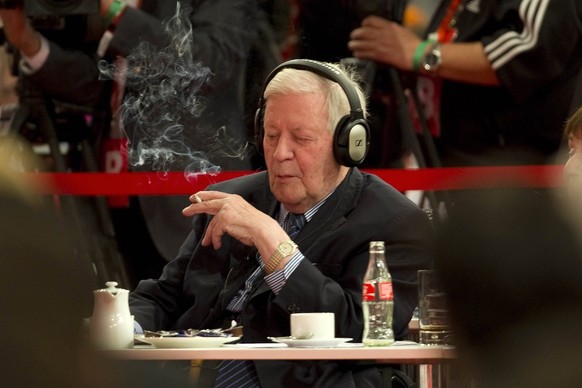 Alt-Kanzler Helmut SCHMIDT (SPD) ist auf dem Parteitag das Rauchen erlaubt, Ausserordentlicher Bundesparteitag der SPD in Hannover am 09.12.2012,