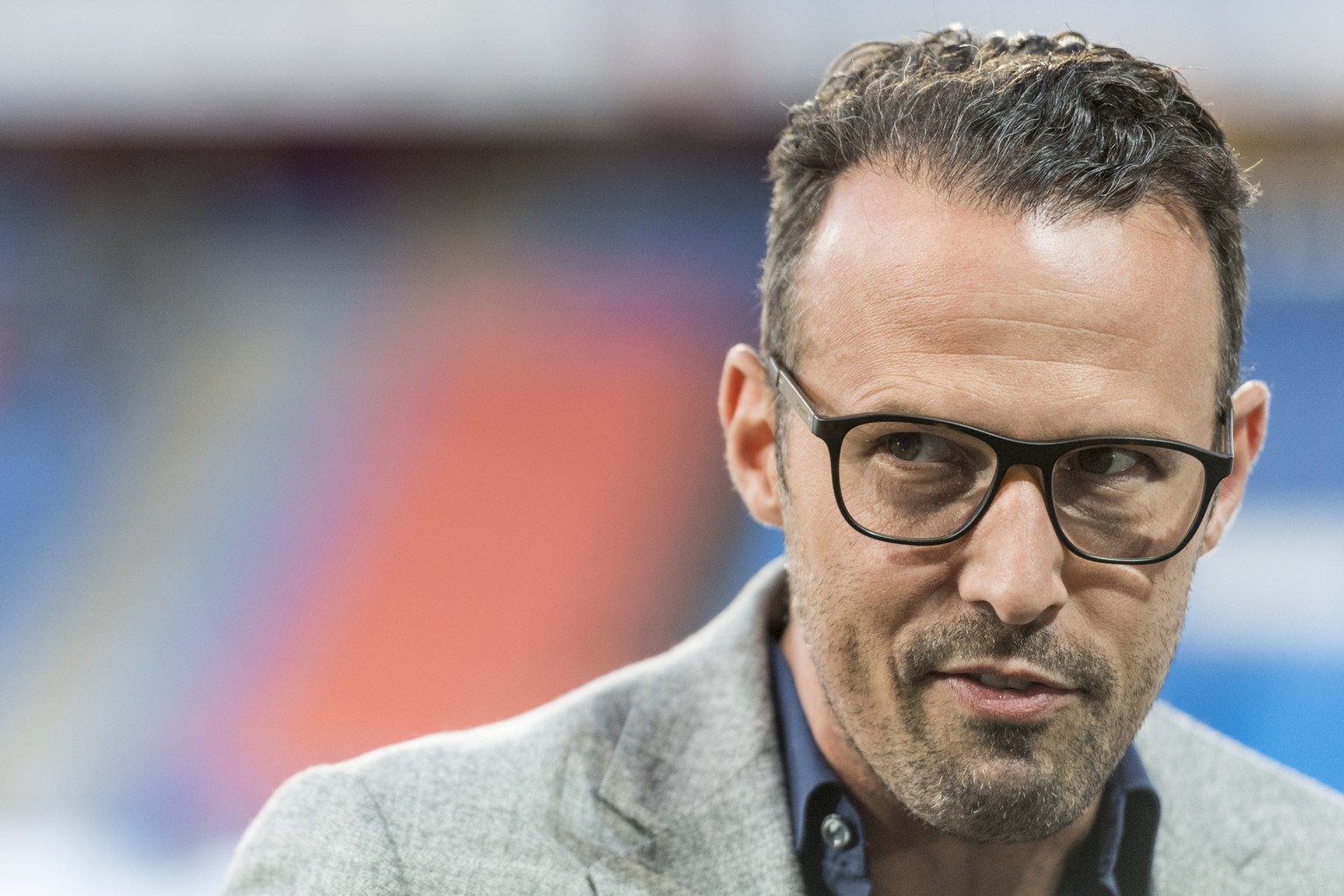 ARCHIVBILD ZUM RUECKTRITT VON MARCO STRELLER ALS FCB - SPORTCHEF -- Der Sportchef des FC Basel, Marco Streller gibt ein TV Interview vor dem Fussball Meisterschaftsspiel der Super League, des FC Basel ...