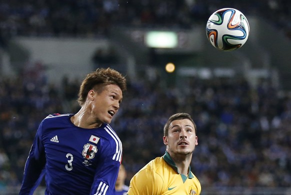 Gotoku Sakai (L) of Japan fights for the ball against Mathew Leckie of Australia during their international friendly soccer match in Osaka, western Japan November 18, 2014. REUTERS/Thomas Peter (JAPAN ...