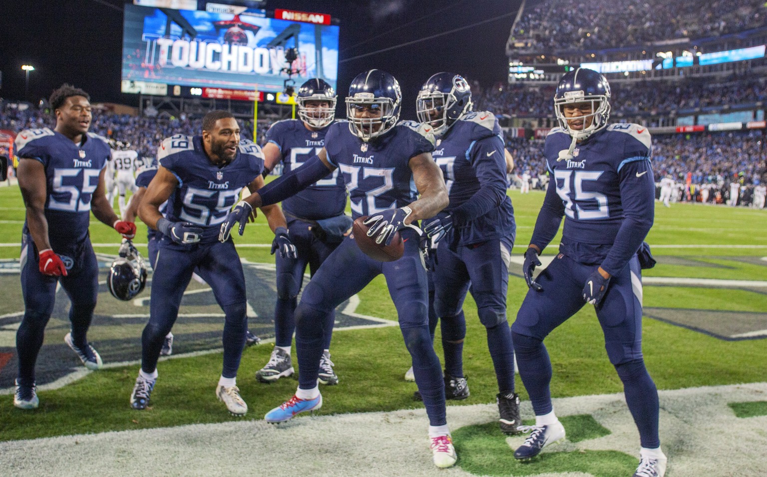 epa07213942 Tennessee Titans running back Derrick Henry (C) celebrates a touchdown with his teammates in the first half of the NFL American Football game between the Jacksonville Jaguars and the Tenne ...