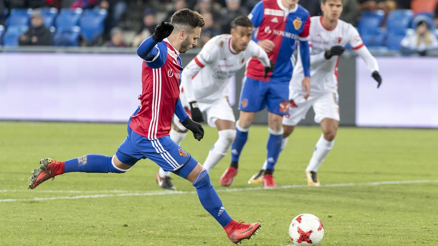 Basels Renato Steffen erzielt das 3:1 per Elfmeter im Fussball Meisterschaftsspiel der Super League zwischen dem FC Basel 1893 und dem FC Sion im Stadion St. Jakob-Park in Basel, am Samstag, 18. Novem ...