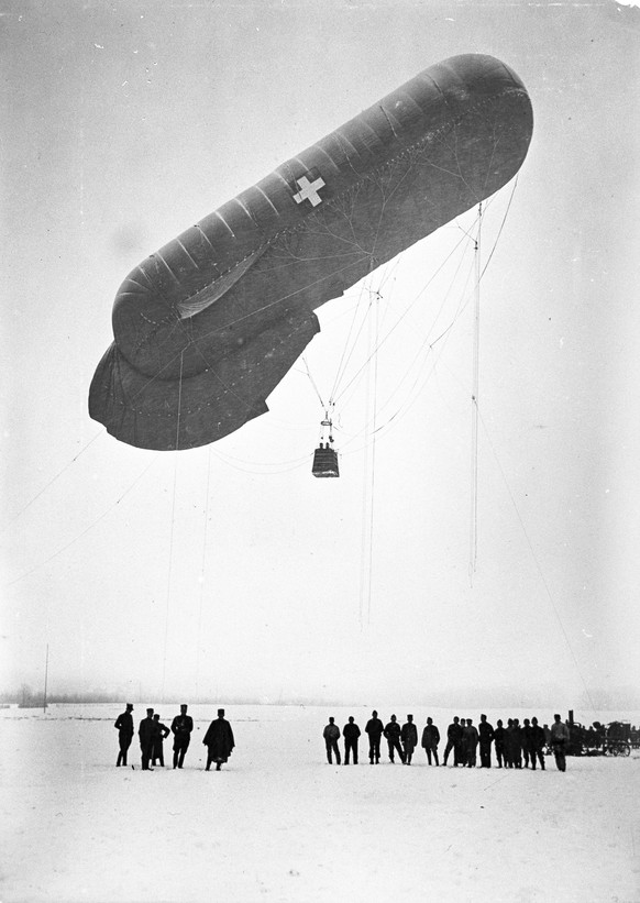 A tethered balloon of the Swiss Armed Forces in World War I, pictured in Switzerland in the war years between 1914 and 1918. (KEYSTONE/PHOTOPRESS-ARCHIV/Str) 

Ein Fesselballon der Schweizer Armee im  ...