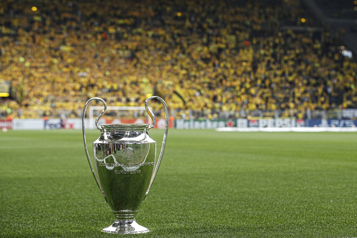 DORTMUND - Champions League cup during the UEFA Champions League semi-final match between Borussia Dortmund and Paris Saint Germain at Signal Iduna Park on May 1, 2024 in Dortmund, Germany. ANP / Holl ...