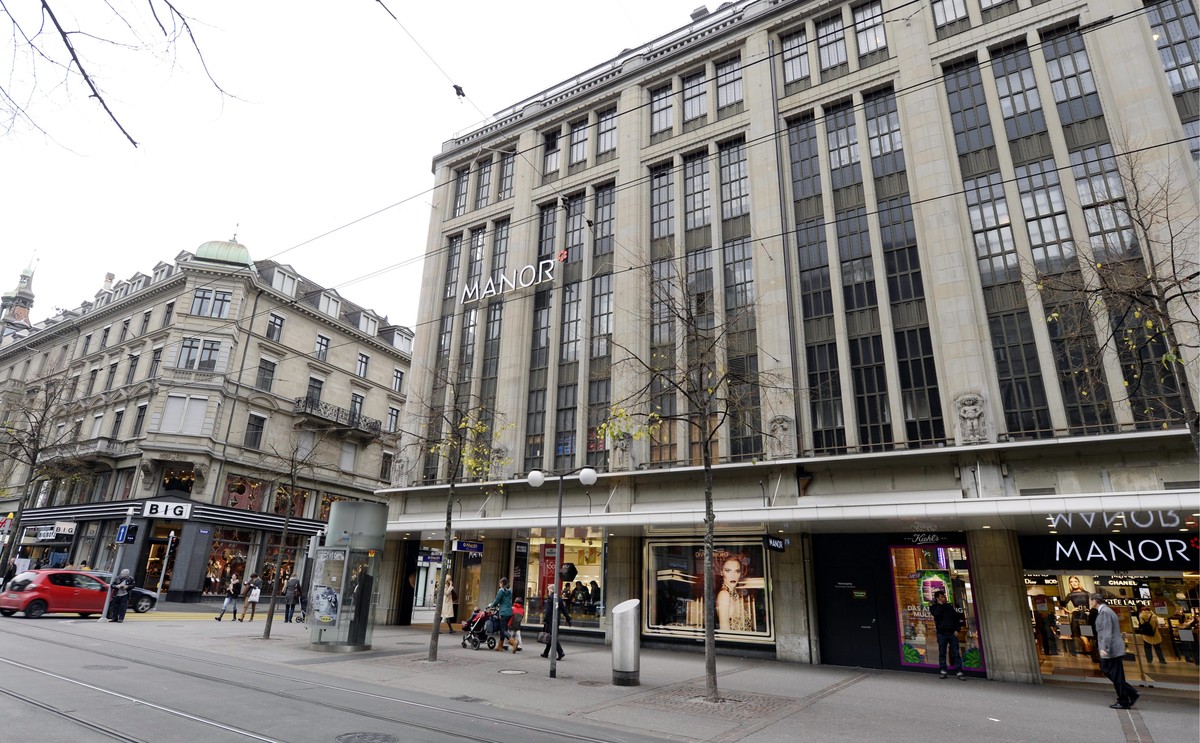 ARCHIVBILD ZUR MELDUNG, DASS MANOR AUF ENDE 2020 AN DER BAHNHOFSTRASSE AUSZIEHEN MUSS --- Warenhaus Manor an der Zuercher Bahnhofstrasse am Dienstag, 5. November 2013. Manor ist an der Bahnhofstrasse  ...