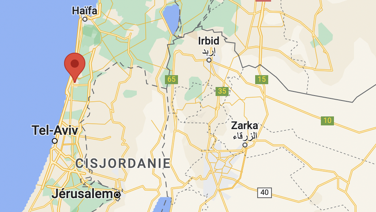La ville (en rouge ci-dessus) est située entre Tel-Aviv et Haïfa.