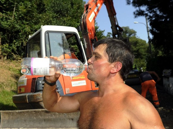 Strassenarbeiter sind bei Belagsarbeiten meist der prallen Sonne ausgesetzt. Viel trinken ist fÃ¼r sie ein Muss. Die Gewerkschaft Unia mahnt die Arbeitgeber vor der Hitzewelle an ihre Sorgfaltspflicht ...