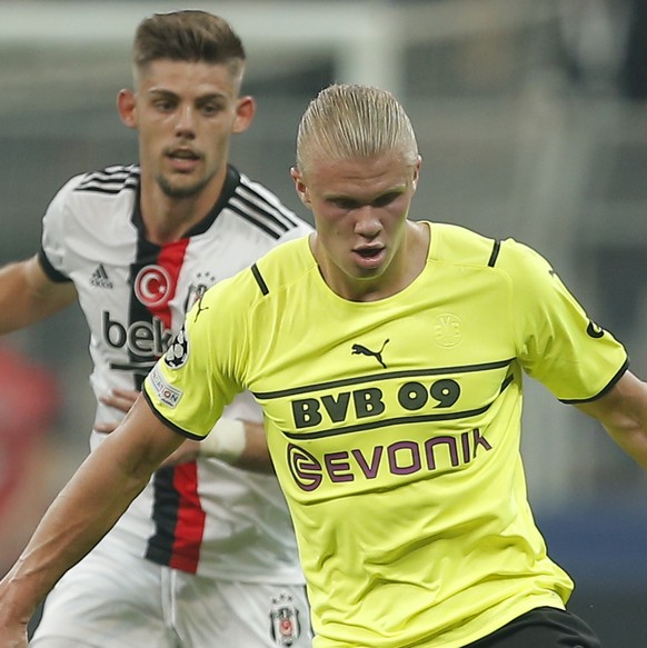 Besiktas&#039; Francisco Montero, left, challenges for the ball with Dortmund&#039;s Erling Haaland during the Champions League Group C soccer match between Besiktas and Borussia Dortmund at the Vodaf ...