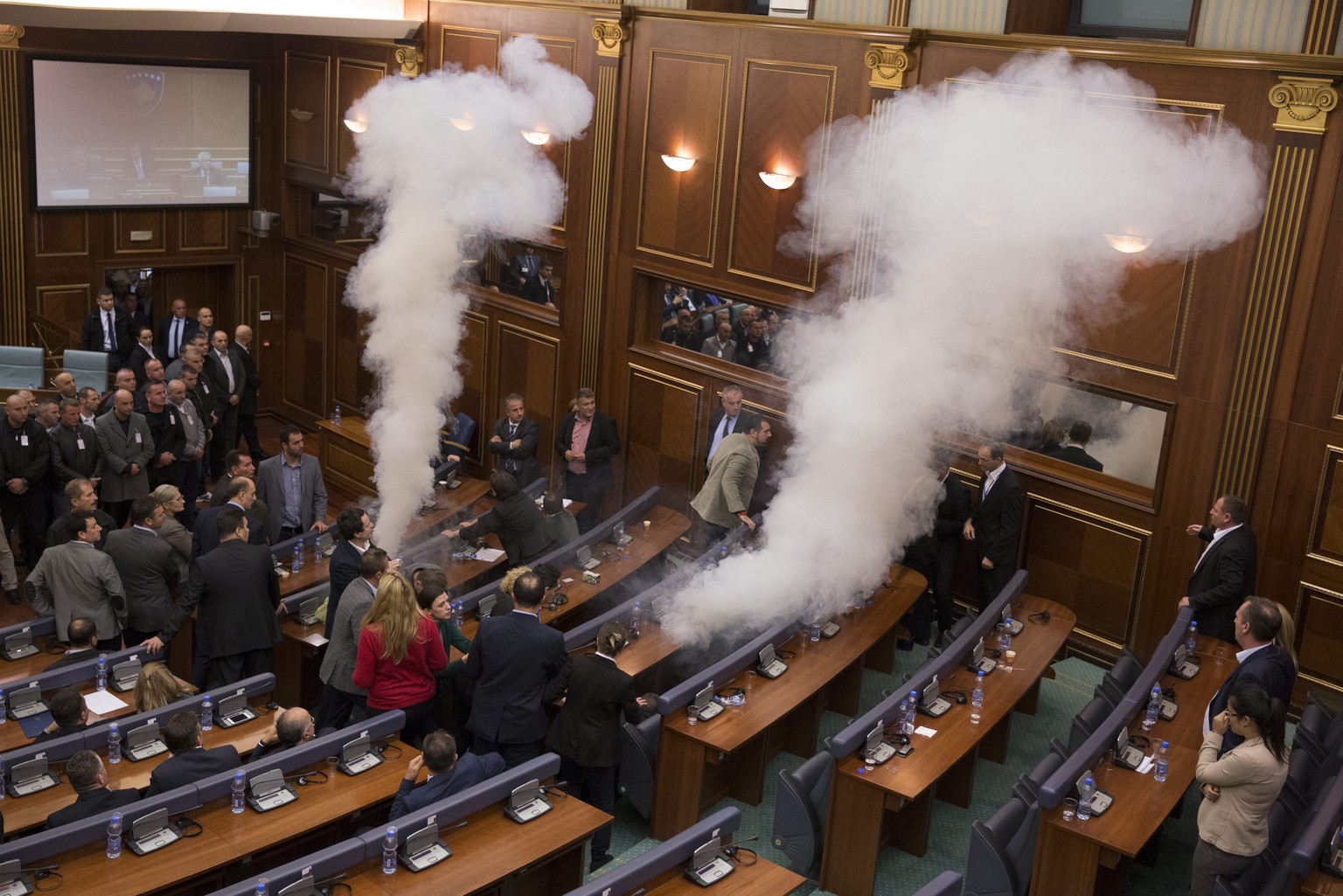 Viel Rauch im Parlament von Kosovo.