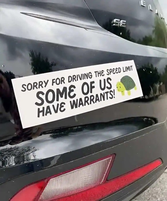 Okay bei diesen Autoaufklebern mussten wir lachen. 
https://pleated-jeans.com/2024/09/18/hilarious-bumper-stickers/