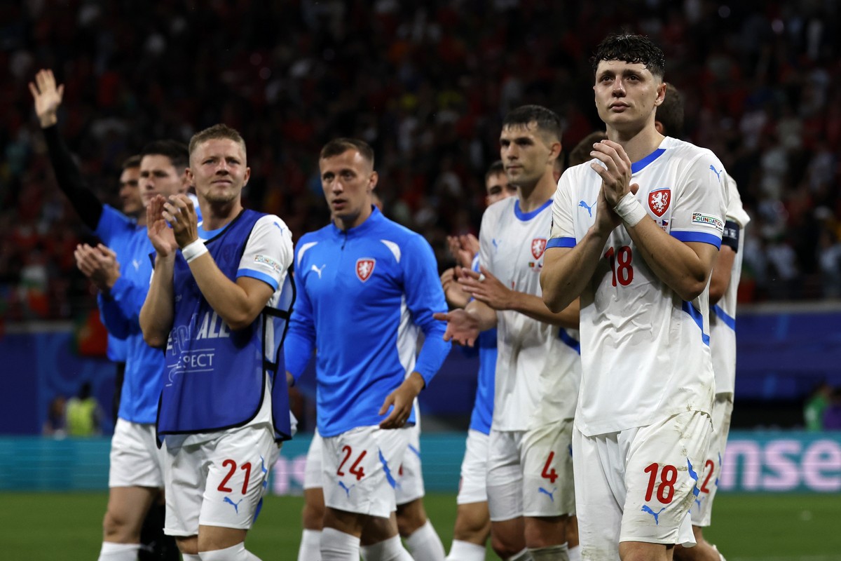 epa11421180 Players of the Czech Republic greet their supporters after losing the UEFA EURO 2024 group F match between Portugal and the Czech Republic, in Leipzig, Germany, 18 June 2024. EPA/ROBERT GH ...