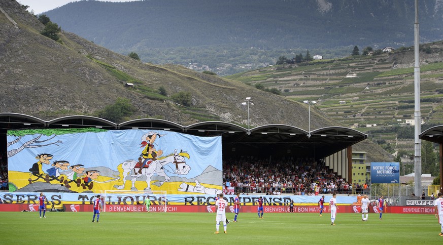 Les supporters sedunois brandissent un typho avec Lucky Luke et les Daton lors de la rencontre de football de Super League entre le FC Sion et le FC Bale ce dimanche 27 aout 2017 au stade de Tourbillo ...