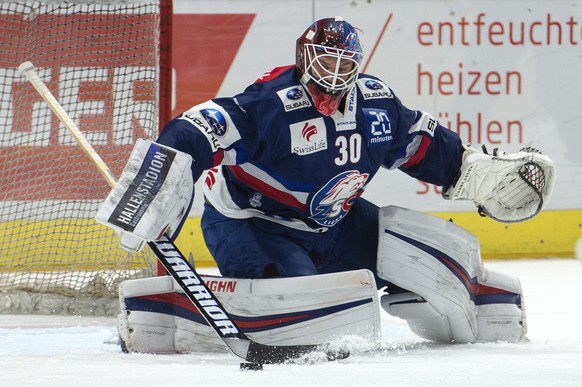 Zuerichs Torhueter Lukas Flueeler im zweiten Eishockey Playoff-Finalspiel der National League zwischen den ZSC Lions und dem HC Lugano, am Samstag, 14. April 2018, im Zuercher Hallenstadion. (KEYSTONE ...