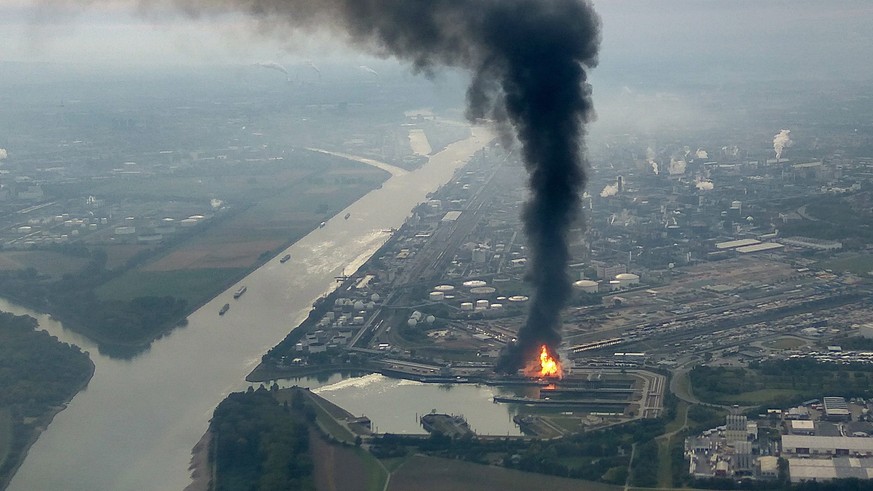 epa05589026 A huge cloud of dark smoke billows from a fire at the BASF chemical plant site in Ludwigshafen, Germany, 17 October 2016. One person has been killed and several people injured in an explos ...