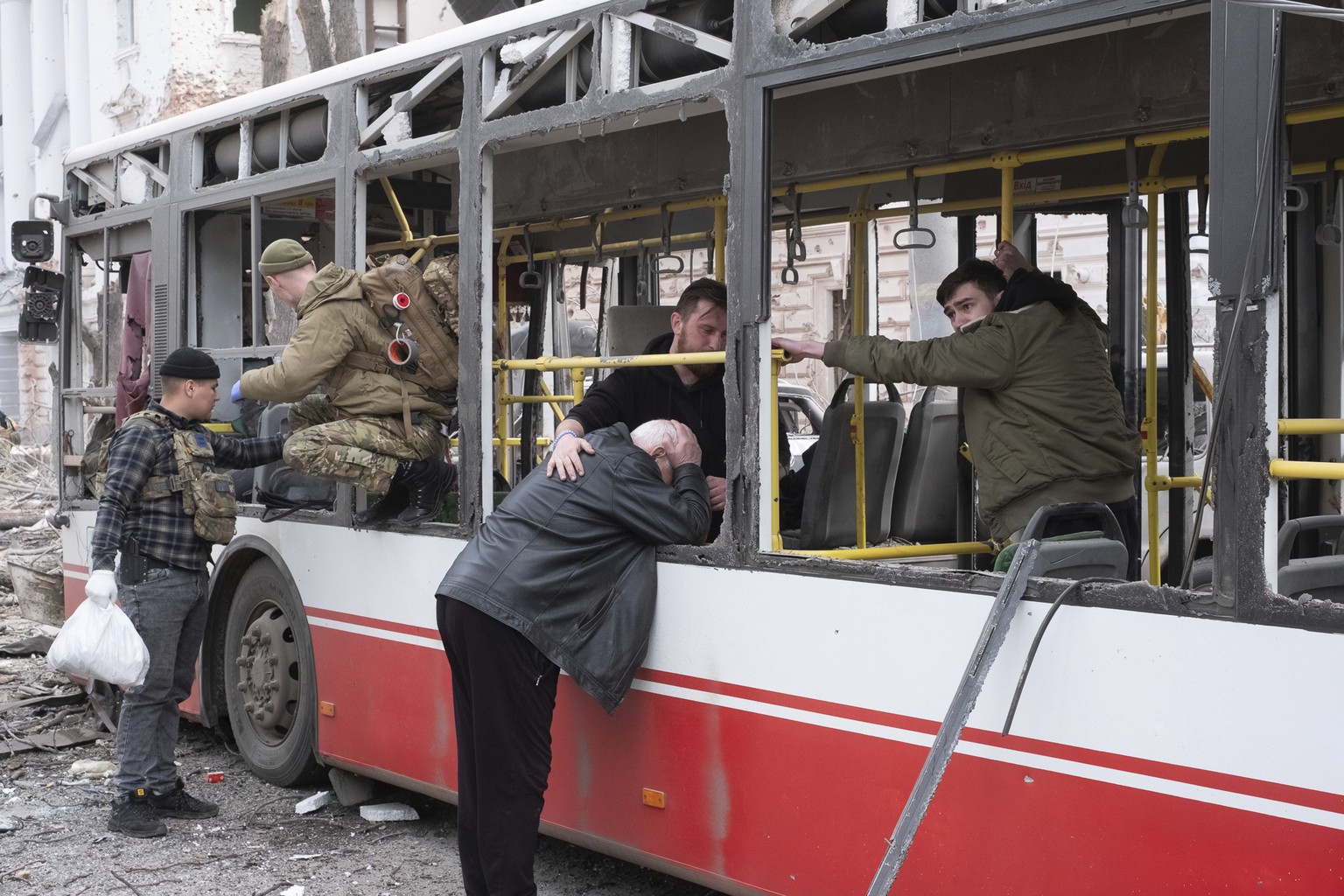 A man cries as he leans on the bus that was hit by a Russian missile on Sumy, Ukraine, Sunday April 13, 2025. (AP Photo/Volodymyr Hordiienko)
APTOPIX Russia Ukraine War