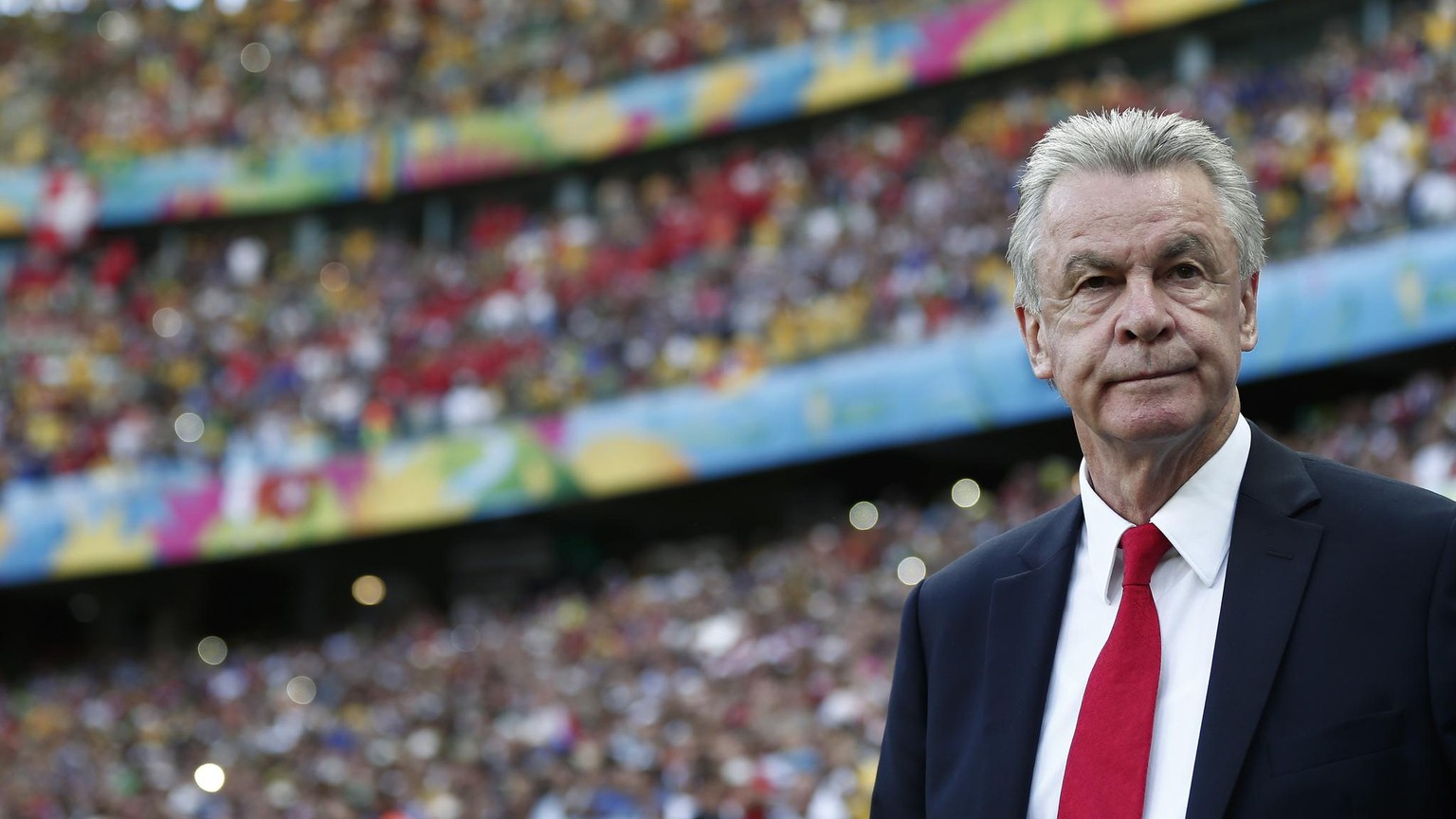 ARCHIV ? ZUM KEYSTONE-SDA-INTERVIEW MIT DEM EHEMALIGEN FUSSBALLTRAINER OTTMAR HITZFELD STELLEN WIR IHNEN FOLGENDES BILDMATERIAL ZUR VERFUEGUNG - Swiss head coach Ottmar Hitzfeld looks on prior to the  ...