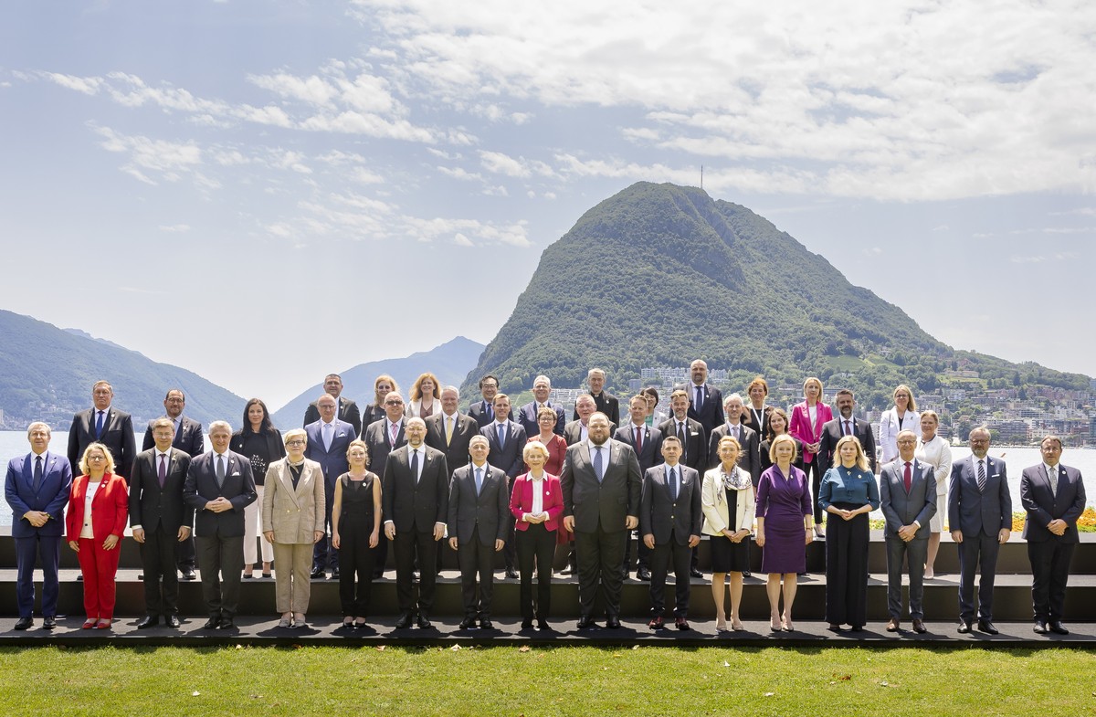 epa10052168 Swiss President of the National Council Irene Kaelin (6-L), Ukrainian Prime Minister Denys Shmyhal (7-L), Swiss President and Minister of Foreign Affairs Ignazio Cassis (8-L), Ursula Von d ...