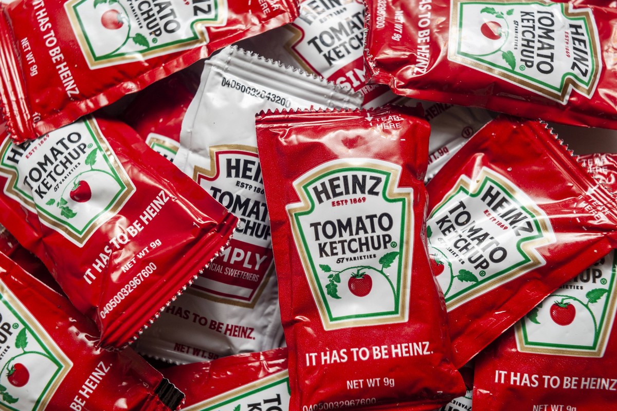 Heinz portion control ketchup packets Individual packets of Heinz ketchup in New York on Wednesday, October 19, 2022. PUBLICATIONxNOTxINxUSAxUK RichardxB.xLevine