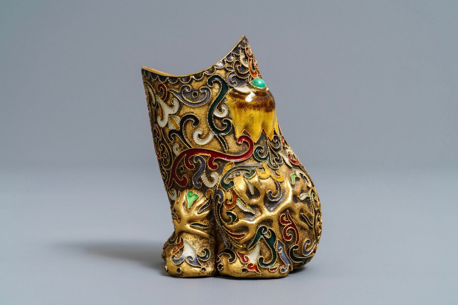 Eine chinesische Cloisonné-Replik des Seismographen von Zhang Heng