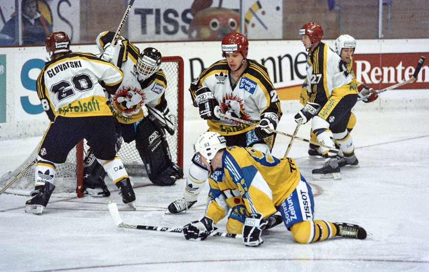 Gedraenge vor dem Tor von Traktor Tscheljabinsk, aufgenommen am 26. Dezember 2014 in Davos im Spiel beim Spengler Cup zwischen dem HC Davos und Traktor Tscheljabinsk. (KEYSTONE/Str)