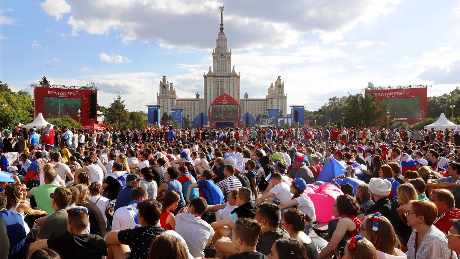 epa06839549 Soccer fans watch the broadcast of the FIFA World Cup 2018 group A preliminary round soccer match between Russia and Uruguay in the FIFA Fan Fest area in Moscow, Russia, 25 June 2018. EPA/ ...