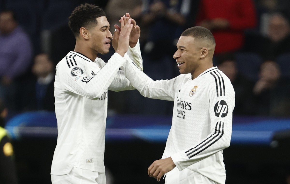 epa11845808 Real Madrid's Kylian Mbappe (R) celebrates with teammate Jude Bellingham (L) after scoring the 3-0 goal during the UEFA Champions League soccer match between Real Madrid and RB Salzbu ...