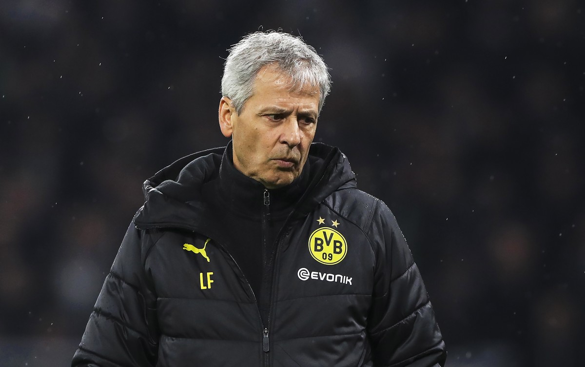 epa07934252 Dortmund's head coach Lucien Favre reacts during the German Bundesliga soccer match between Borussia Dortmund and Borussia Moenchengladbach in Dortmund, Germany, 19 October 2019. EPA/ ...