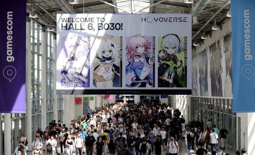 epa10815533 Visitors walk down the corridor at the Gamescom gaming convention in Cologne, Germany, 23 August 2023. The Gamescom gaming convention, the largest games fair in the world gathering the mos ...