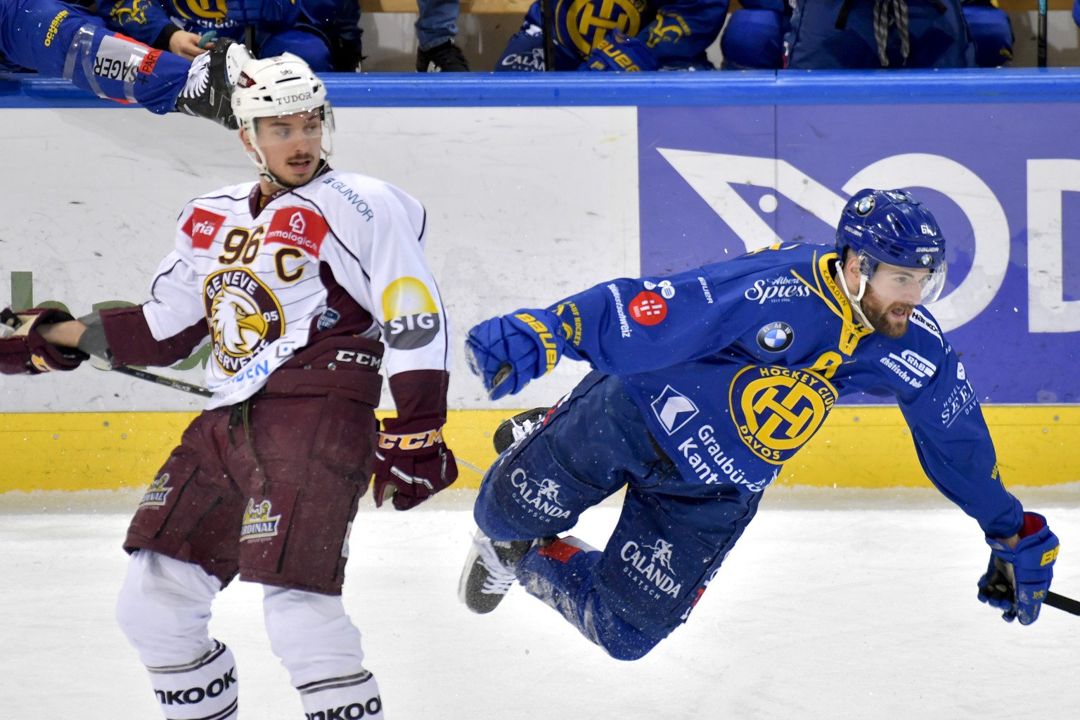 Der Genfer Noa Rod, links, laesst den Davoser Fabien Heldner abfliegen, beim Eishockey Meisterschaftsspiel in der Qualifikation der National League zwischen dem HC Davos und dem Genf-Servette HC (Gene ...