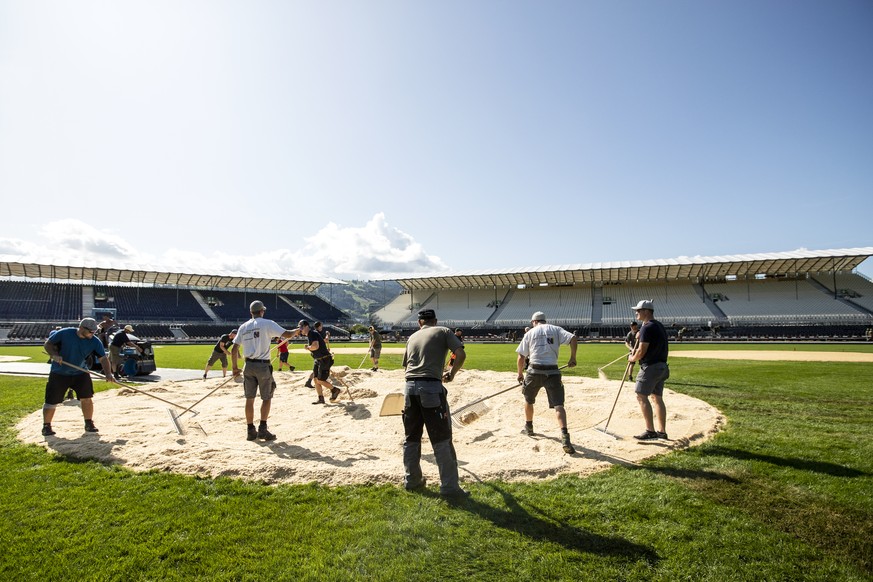 Ein Schwingplatz wird mit Saegemehl ausgelegt am Freitag, 16. August 2019, in Zug. Das Eidg. Schwing- und Aelplerfest, ESAF, findet vom 23. - 25. August 2019, in Zug statt. (KEYSTONE/Alexandra Wey)