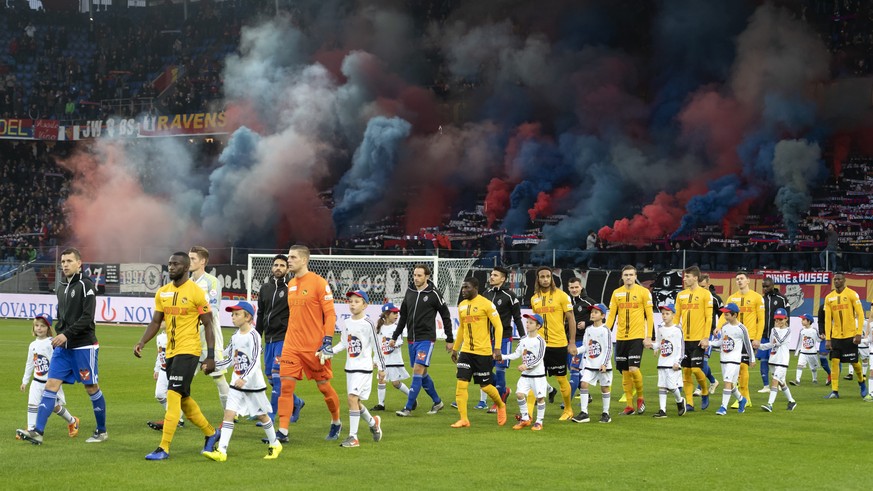 Die Fans in der Muttenzer Kurve begruessen die Mannschaften vor dem Fussball Meisterschaftsspiel der Super League zwischen dem FC Basel 1893 und dem BSC Young Boys im Stadion St. Jakob-Park in Basel,  ...