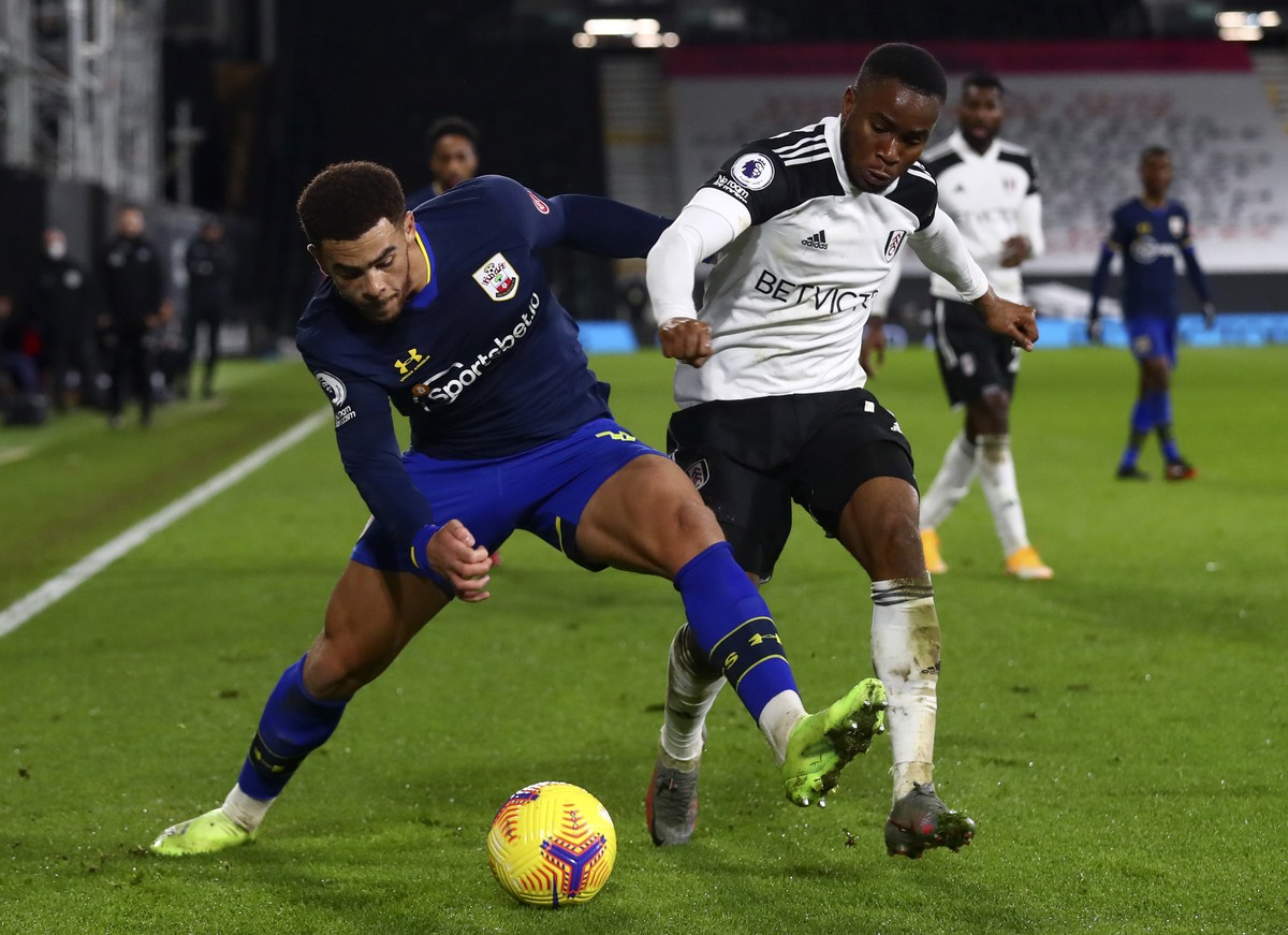 Fulham's Ademola Lookman, right, duels for the ball with Southampton's Che Adams during the English Premier League soccer match between Fulham and Southampton at the Craven Cottage stadium i ...