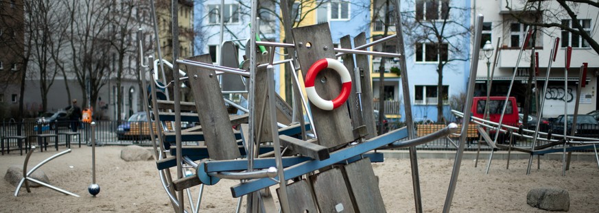 17.03.2020, Berlin: Ein Spielplatz in Kreuzberg ist menschenleer. Im Kampf gegen das Coronavirus planen Bund und Länder massive Einschränkungen im Alltagsleben. So sollen auch Spielplätze geschlossen  ...