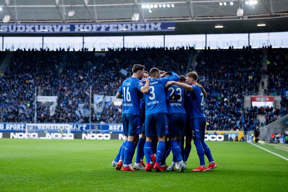 Adam Hlozek TSG Hoffenheim, 23 und Team um Alexander Prass TSG Hoffenheim, 22, Pavel Kaderabek TSG Hoffenheim, 03, Anton Stach TSG Hoffenheim, 16 jubeln ueber das Tor zum 1:1, GER, TSG 1899 Hoffenheim ...