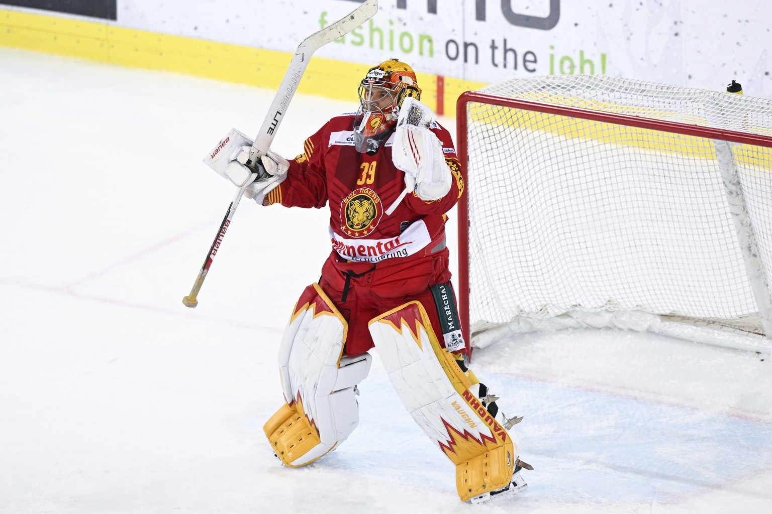 Tigers Goalie Luca Boltshauser jubelt nach dem Qualifikations-Spiel der National League, zwischen den SCL Tigers und dem EHC Biel, am Freitag, 9. Dezember 2022, im Ilfisstadion in Langnau. (KEYSTONE/M ...