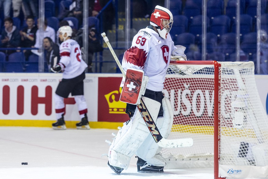 epa07595036 Switzerland&#039;s goalkeeper Leonardo Genoni reacts after losing the IIHF World Championship quarter final ice hockey match between Canada and Switzerland at the Steel Arena in Kosice, Sl ...