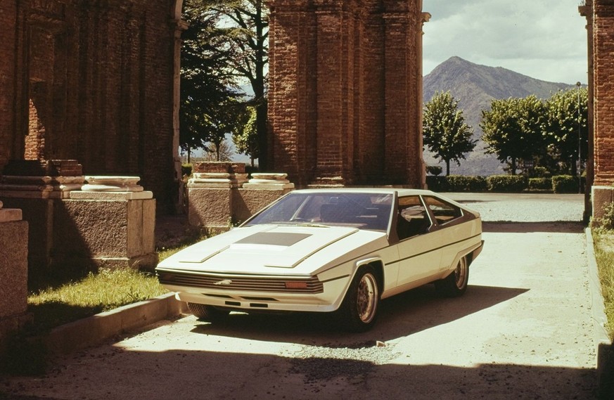 Jaguar ascot 1977 by bertone marcello gandini https://magazine.derivaz-ives.com/content/images/2023/12/1-Cover---2-The-second-car-from-Gandinis-extreme-origami-phase-the-Jaguar-Ascot-was-no-less-contr ...