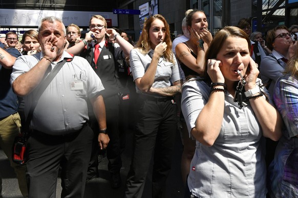 Pfeifkonzert waehrend einer Schweigeminute fuer den verstorbenen SBB - Zugbegleiter im Zuercher Hauptbahnhof am Freitag, 9. August 2019, (KEYSTONE/Walter Bieri)